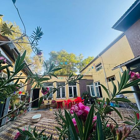 Sweet Home Hostel Бишкек Екстериор снимка