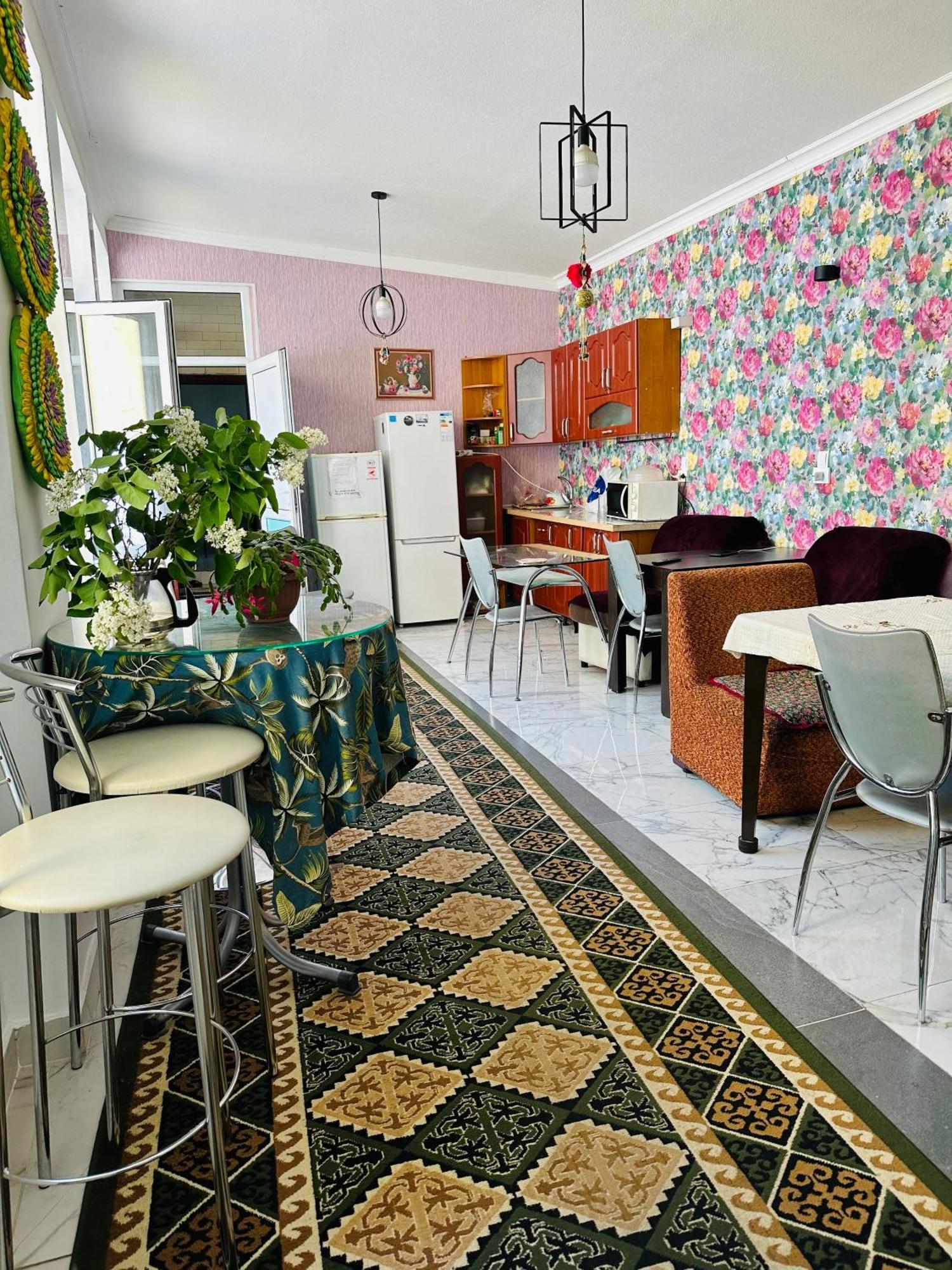 Sweet Home Hostel Бишкек Екстериор снимка